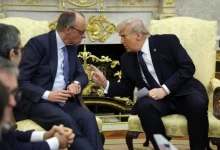 O presidente Donald Trump critica duramente o chanceler alemão Friedrich Merz, elevando tensões globais e ameaçando redução de tropas americanas na Europa.