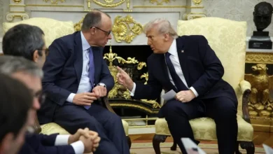 O presidente Donald Trump critica duramente o chanceler alemão Friedrich Merz, elevando tensões globais e ameaçando redução de tropas americanas na Europa.