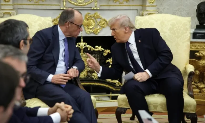 O presidente Donald Trump critica duramente o chanceler alemão Friedrich Merz, elevando tensões globais e ameaçando redução de tropas americanas na Europa.