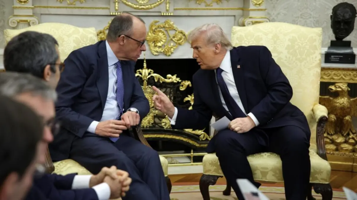 O presidente Donald Trump critica duramente o chanceler alemão Friedrich Merz, elevando tensões globais e ameaçando redução de tropas americanas na Europa.