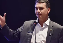 Flávio Bolsonaro (PL-RJ) articula sua pré-candidatura ao Planalto, defendendo mudança política urgente e acusando Lula de tratar o Brasil como 'colônia chinesa'.