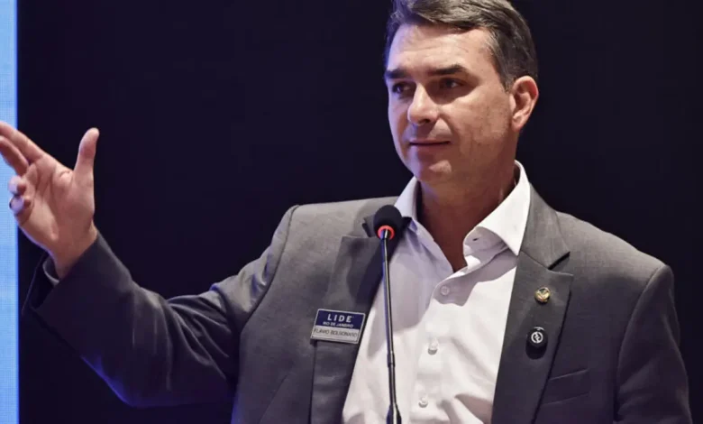 Flávio Bolsonaro (PL-RJ) articula sua pré-candidatura ao Planalto, defendendo mudança política urgente e acusando Lula de tratar o Brasil como 'colônia chinesa'.