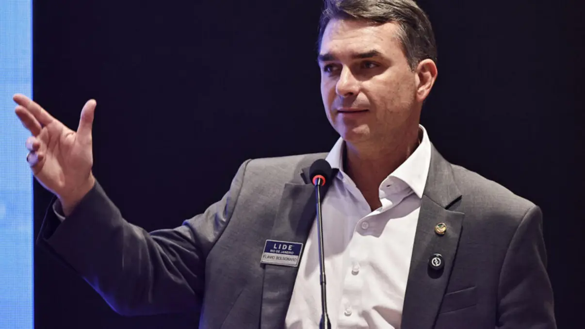 Flávio Bolsonaro (PL-RJ) articula sua pré-candidatura ao Planalto, defendendo mudança política urgente e acusando Lula de tratar o Brasil como 'colônia chinesa'.