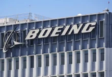 Boeing reporta prejuízo de 7 milhões no trimestre, superando expectativas do mercado. A gigante aeroespacial aposta em reestruturação para retomar sua estabilidade.