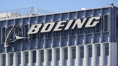 Boeing reporta prejuízo de 7 milhões no trimestre, superando expectativas do mercado. A gigante aeroespacial aposta em reestruturação para retomar sua estabilidade.