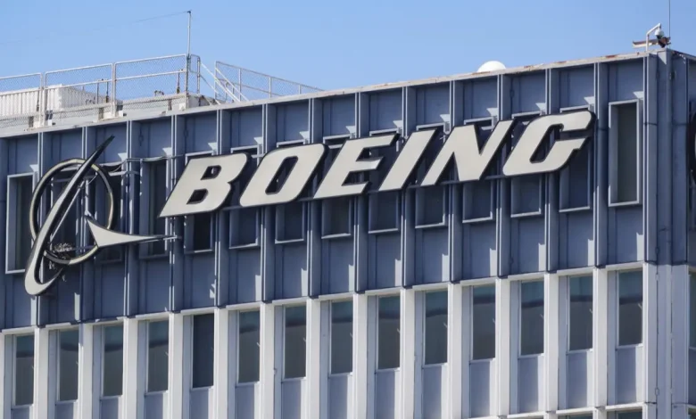 Boeing reporta prejuízo de 7 milhões no trimestre, superando expectativas do mercado. A gigante aeroespacial aposta em reestruturação para retomar sua estabilidade.
