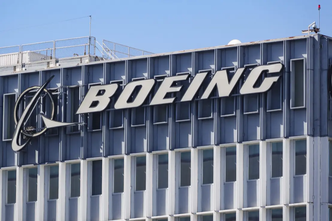 Boeing reporta prejuízo de 7 milhões no trimestre, superando expectativas do mercado. A gigante aeroespacial aposta em reestruturação para retomar sua estabilidade.