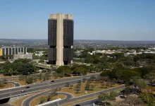 O Banco Central reduziu a taxa Selic para 14,50% e retirou diretrizes futuras, gerando incertezas no mercado financeiro. Saiba como isso afeta sua economia.