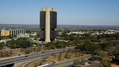 O Banco Central reduziu a taxa Selic para 14,50% e retirou diretrizes futuras, gerando incertezas no mercado financeiro. Saiba como isso afeta sua economia.