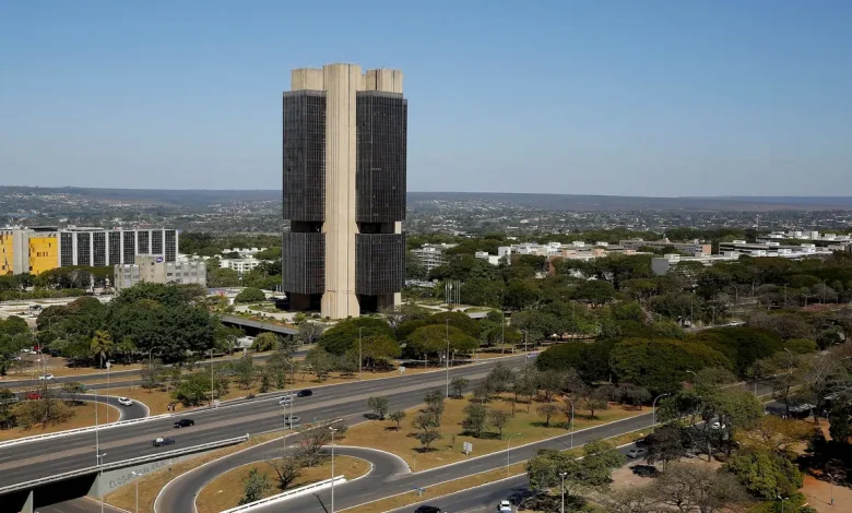 O Banco Central reduziu a taxa Selic para 14,50% e retirou diretrizes futuras, gerando incertezas no mercado financeiro. Saiba como isso afeta sua economia.