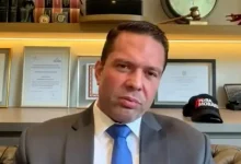 Ex-deputado federal Alexandre Ramagem é preso pelo ICE em suspeita de espionagem, gerando preocupações com o governo brasileiro e a extradição de outros envolvidos.