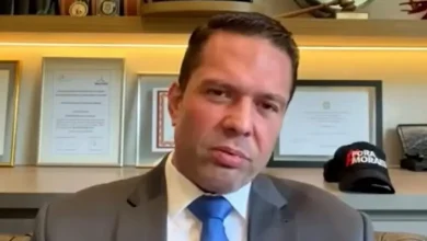 Ex-deputado federal Alexandre Ramagem é preso pelo ICE em suspeita de espionagem, gerando preocupações com o governo brasileiro e a extradição de outros envolvidos.