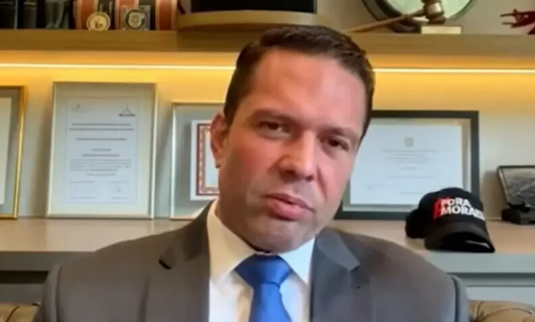 Ex-deputado federal Alexandre Ramagem é preso pelo ICE em suspeita de espionagem, gerando preocupações com o governo brasileiro e a extradição de outros envolvidos.