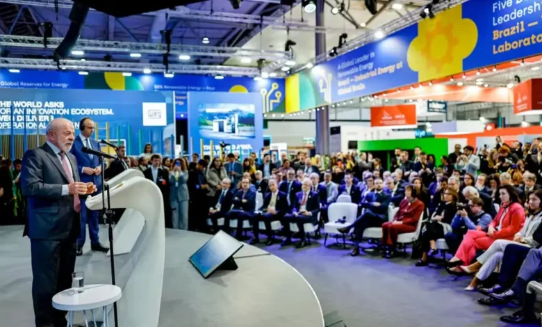 Na Hannover Messe 2026, Lula reforça o protagonismo do Brasil no cenário global, defendendo investimentos e um papel de liderança na indústria internacional.