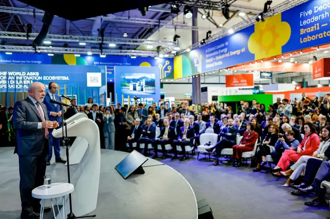 Na Hannover Messe 2026, Lula reforça o protagonismo do Brasil no cenário global, defendendo investimentos e um papel de liderança na indústria internacional.