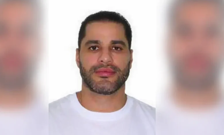 Polícia Federal conclui que morte de Sicário sob custódia em MG foi suicídio. Justiça mantém bloqueio de bens por suspeita de origem ilícita no Caso Master.