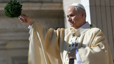 Na Páscoa, Papa Leão XIV emite poderosa mensagem de esperança e apelo global por paz e justiça. Ele critica o egoísmo e convoca à união contra conflitos.