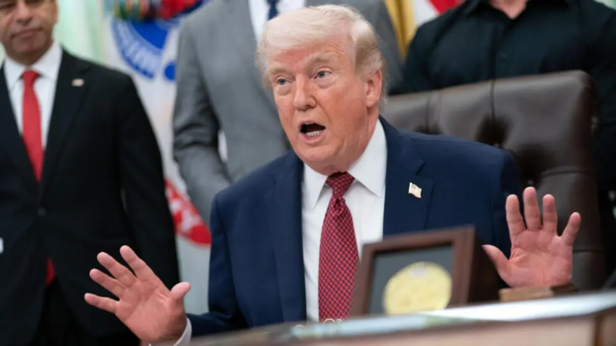 O Irã anunciou o fechamento do Estreito de Ormuz, elevando tensões geopolíticas. Confira a resposta firme do governo dos EUA diante do bloqueio estratégico.