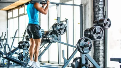 Descubra os perigos invisíveis da academia: vírus, bactérias e fungos se proliferam. A Folha de Paraguaçu investiga como se proteger e manter a saúde na academia. Não arrisque sua pele!