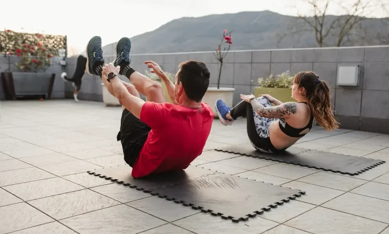 Quer treinar sem sair de casa? A personal Lana Pessoa revela quatro exercícios práticos e eficientes para você manter a saúde em dia. Confira o passo a passo!