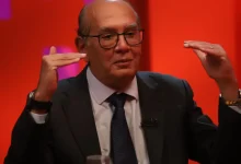 Ministro Gilmar Mendes organiza o Fórum de Lisboa 2026, sob críticas por viagens de autoridades financiadas por empresários.