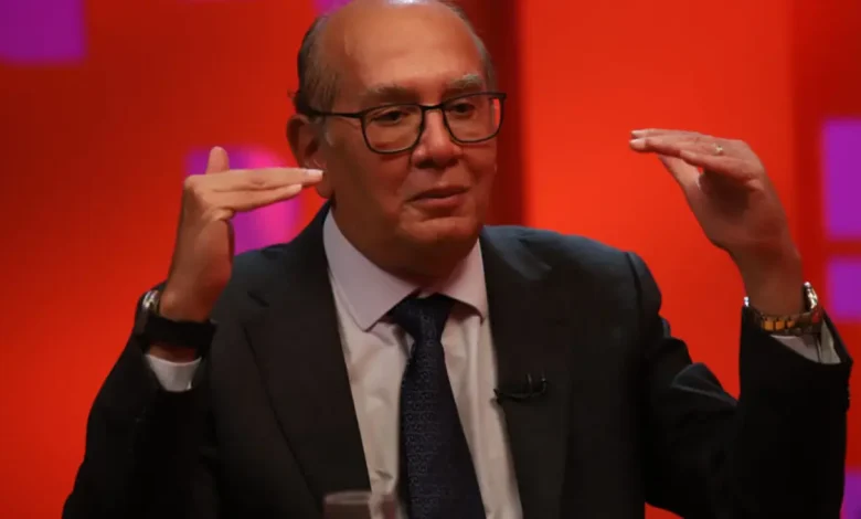 Ministro Gilmar Mendes organiza o Fórum de Lisboa 2026, sob críticas por viagens de autoridades financiadas por empresários.