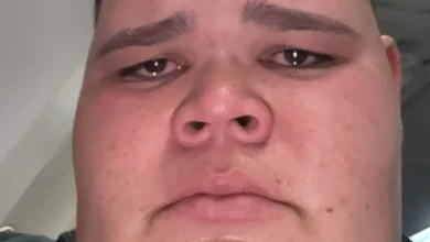 O influenciador digital Gordão da XJ foi internado com um quadro grave na garganta, podendo necessitar de cirurgia. Conheça os detalhes da sua luta pela saúde e um marco em sua recuperação.