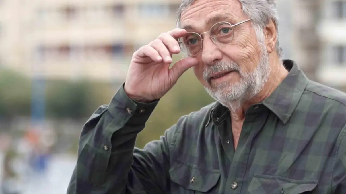 O renomado ator argentino Luis Brandoni faleceu aos 86 anos em Buenos Aires. Relembre a trajetória do artista que marcou o teatro, cinema e a política.