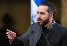 Entenda como El Salvador reduziu drasticamente a criminalidade com o governo Bukele, mas enfrenta críticas globais por reformas no Judiciário e direitos.