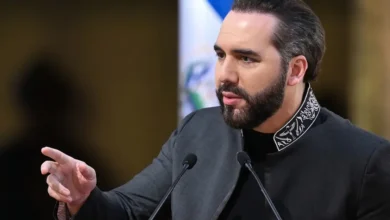 Entenda como El Salvador reduziu drasticamente a criminalidade com o governo Bukele, mas enfrenta críticas globais por reformas no Judiciário e direitos.