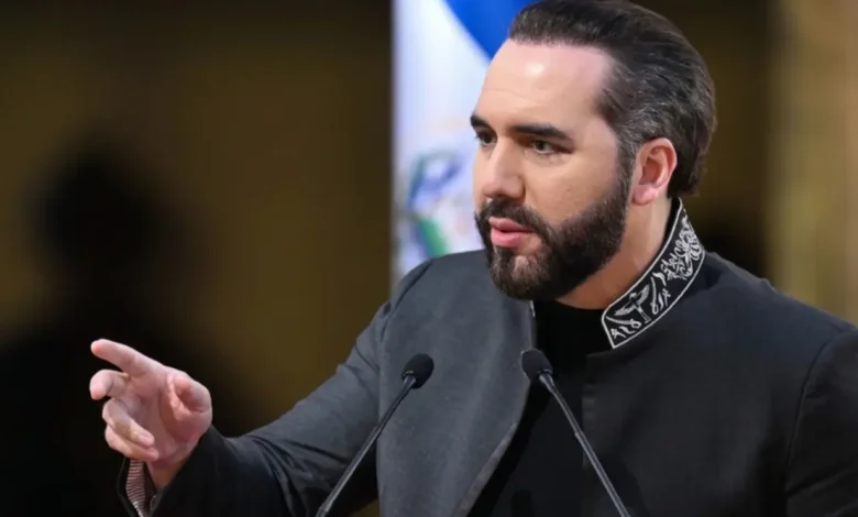 Entenda como El Salvador reduziu drasticamente a criminalidade com o governo Bukele, mas enfrenta críticas globais por reformas no Judiciário e direitos.