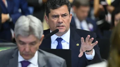 Senador Sergio Moro questiona Jorge Messias sobre tese de doutorado e atuação da Advocacia-Geral da União em patrulhamento da internet e relação entre Lula e Nicolás Maduro.