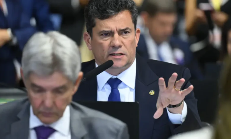 Senador Sergio Moro questiona Jorge Messias sobre tese de doutorado e atuação da Advocacia-Geral da União em patrulhamento da internet e relação entre Lula e Nicolás Maduro.