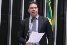 Polícia Federal exige explicações dos EUA após soltura inesperada de Alexandre Ramagem, sem notificação oficial, frustrando planos do governo brasileiro no caso.