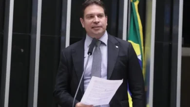 Polícia Federal exige explicações dos EUA após soltura inesperada de Alexandre Ramagem, sem notificação oficial, frustrando planos do governo brasileiro no caso.
