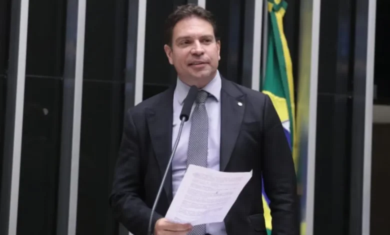 Polícia Federal exige explicações dos EUA após soltura inesperada de Alexandre Ramagem, sem notificação oficial, frustrando planos do governo brasileiro no caso.