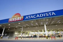 Ações do Assaí sobem quase 4% após upgrade do JPMorgan. Confira a análise do banco sobre o progresso operacional da rede e por que outros varejistas seguem cautela.