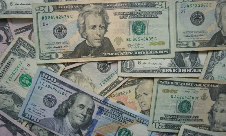 Dólar fecha em queda abaixo de R$ 5 nesta terça-feira, impulsionado pela expectativa de acordo entre EUA e Irã. Confira o cenário econômico na Folha de Paraguaçu.