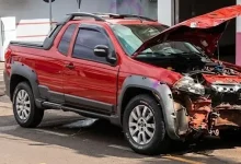 colisao entre duas picapes deixa motorista ferido em cruzamento movimentado de sarandi