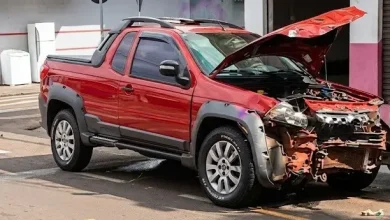 colisao entre duas picapes deixa motorista ferido em cruzamento movimentado de sarandi