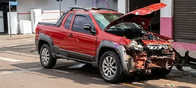 colisao entre duas picapes deixa motorista ferido em cruzamento movimentado de sarandi