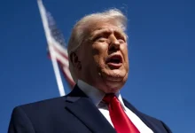 Donald Trump rebate críticas do Papa Leão XIV, reforçando sua postura sobre a ameaça nuclear do Irã e defendendo suas posições políticas em meio a polêmicas.