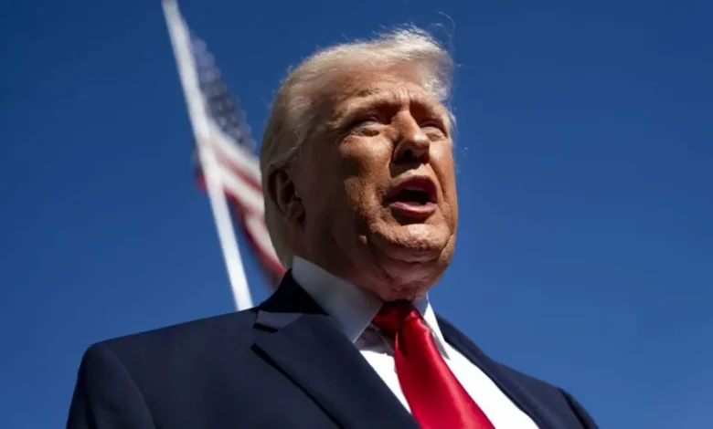 Donald Trump rebate críticas do Papa Leão XIV, reforçando sua postura sobre a ameaça nuclear do Irã e defendendo suas posições políticas em meio a polêmicas.