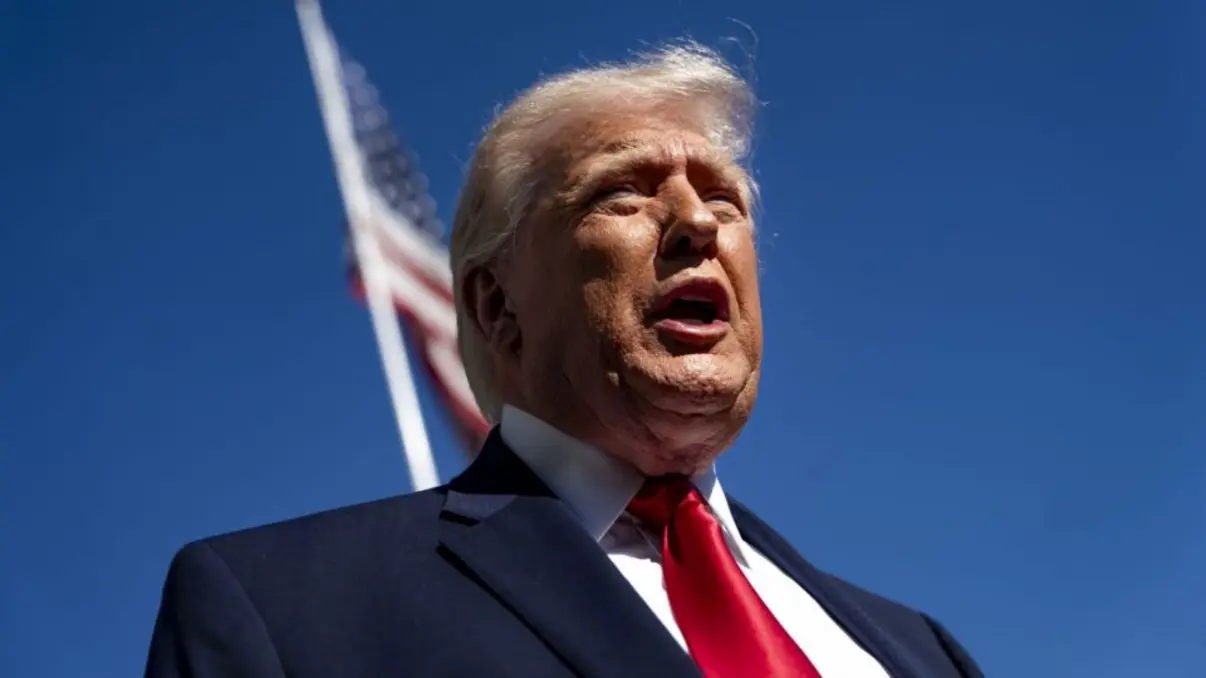 Donald Trump rebate críticas do Papa Leão XIV, reforçando sua postura sobre a ameaça nuclear do Irã e defendendo suas posições políticas em meio a polêmicas.