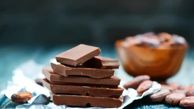 Descubra como o chocolate amargo, em doses moderadas, pode revolucionar sua saúde digestiva. Folha de Paraguaçu detalha os benefícios para o intestino e alerta sobre excessos.