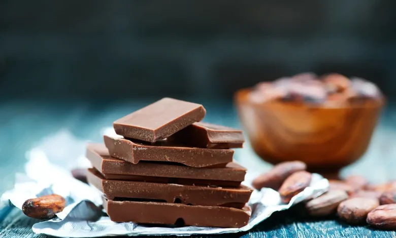 Descubra como o chocolate amargo, em doses moderadas, pode revolucionar sua saúde digestiva. Folha de Paraguaçu detalha os benefícios para o intestino e alerta sobre excessos.