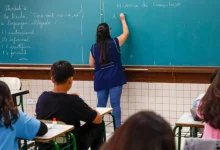 O STF decidiu que o piso nacional do magistério vale para professores temporários e limitou contratações. Confira os detalhes desta decisão histórica.