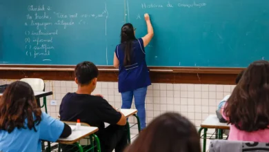 O STF decidiu que o piso nacional do magistério vale para professores temporários e limitou contratações. Confira os detalhes desta decisão histórica.