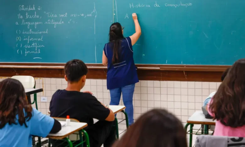 O STF decidiu que o piso nacional do magistério vale para professores temporários e limitou contratações. Confira os detalhes desta decisão histórica.