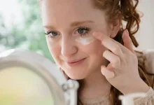 Acha que não precisa de protetor solar com o tempo nublado? Descubra por que a radiação UVA é uma ameaça silenciosa e como proteger sua pele diariamente.